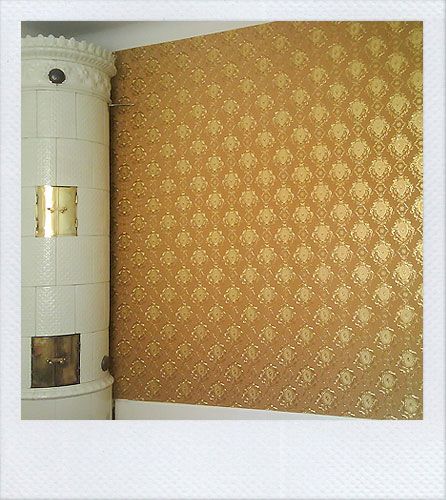 Gold wallpaper makes room sunny